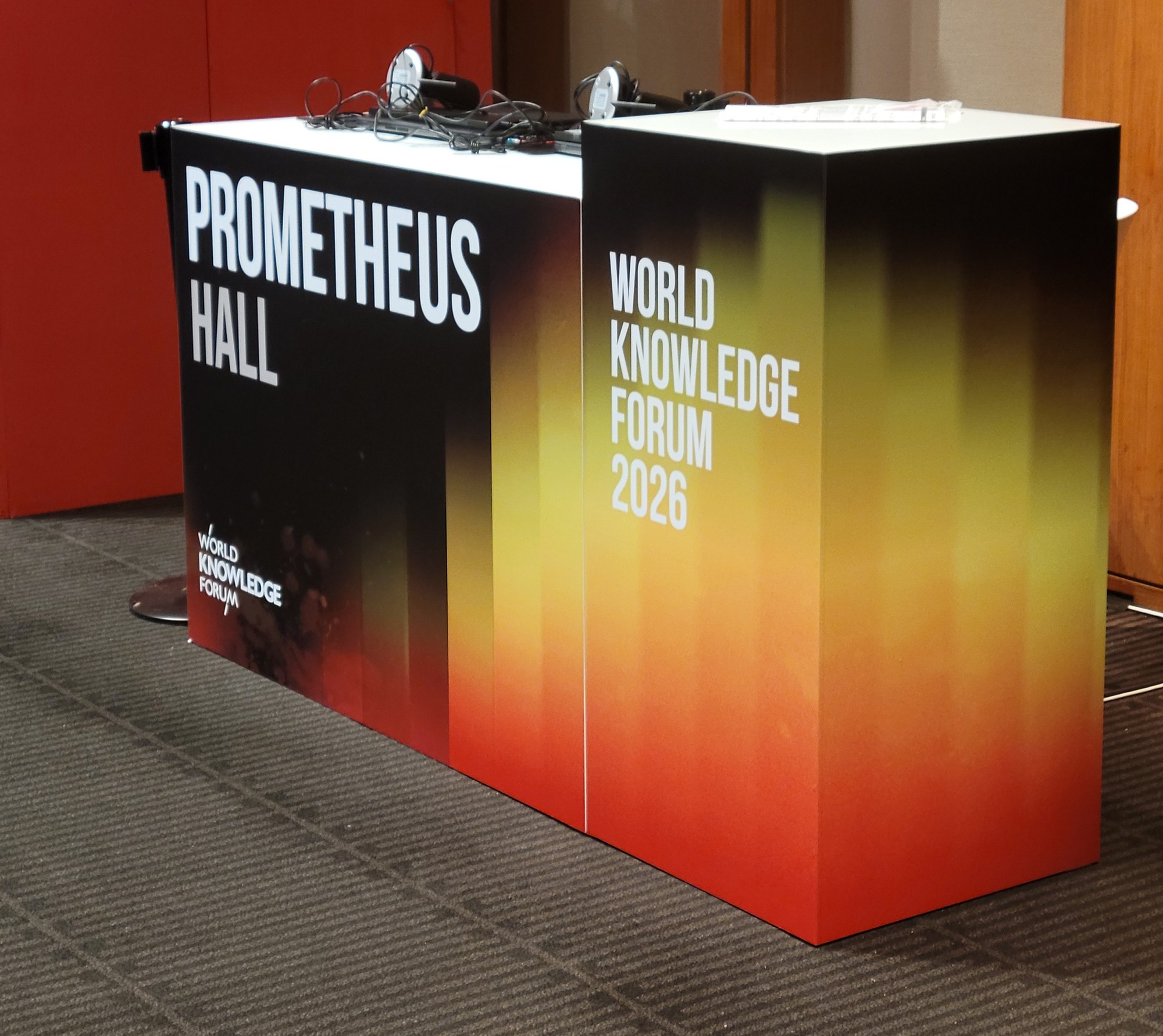WORLD KNOWLEDGE FORUM 2026 — PROMETHEUS HALL 안내 포디움