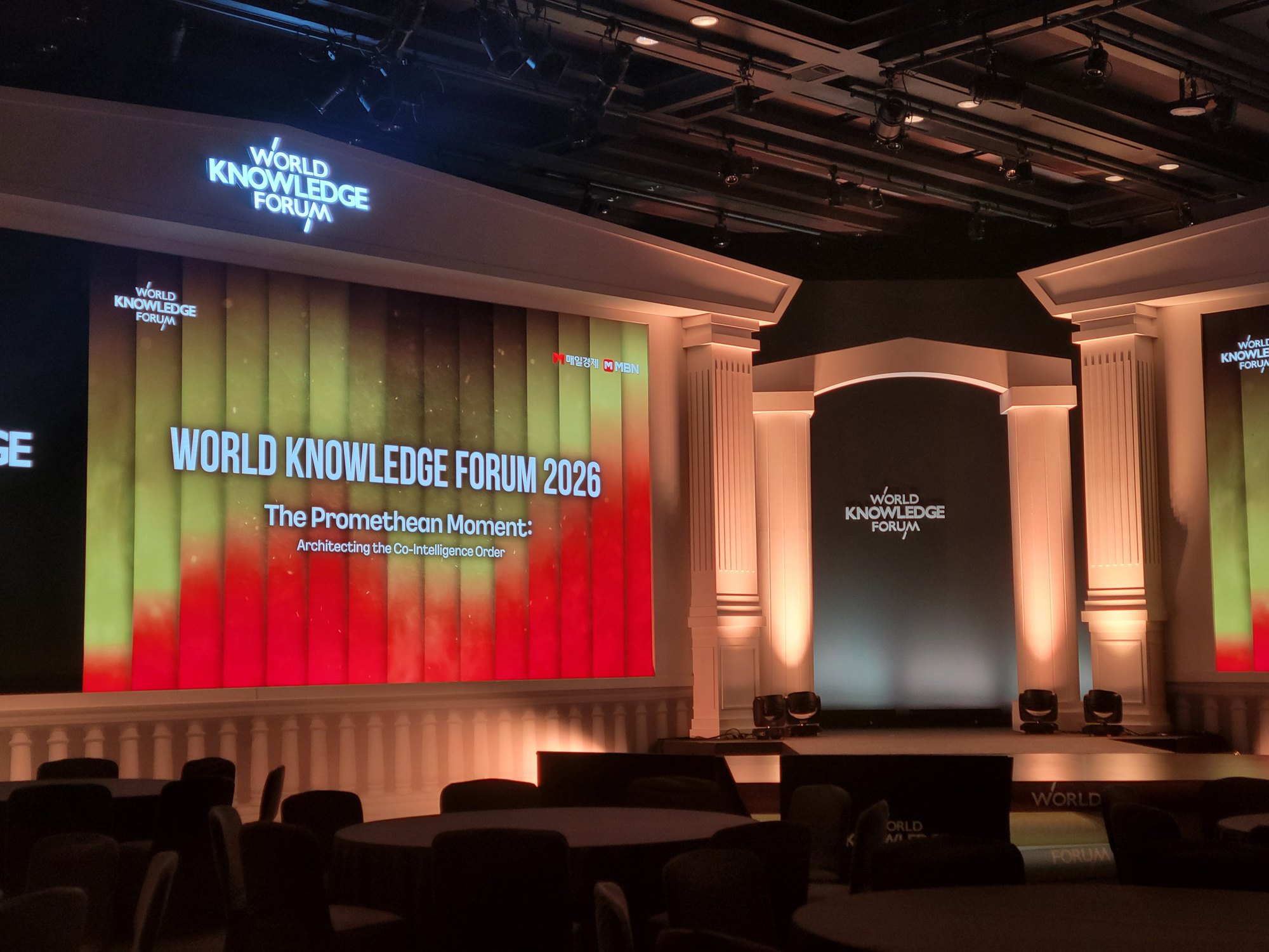 WORLD KNOWLEDGE FORUM 2026 — 세션장 무대 LED